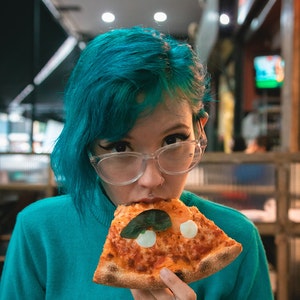 foodie reviewer eating pizza